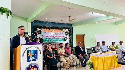 ಬಾಳುಗೋಡಿನ ಏಕಲವ್ಯ ಮಾದರಿ ವಸತಿ ಶಾಲೆಯ ಸಭಾಂಗಣದಲ್ಲಿ ಭಾನುವಾರ ನಡೆದ ಆರೋಗ್ಯ ತಪಾಸಣೆ ಮತ್ತು ರಕ್ತದಾನ ಶಿಬಿರದಲ್ಲಿ ಎ.ಎಸ್.ಪೊನ್ನಣ್ಣ ಮಾತನಾಡಿದರು. ಡಾ.ಲೋಕೇಶ್, ಡಾ.ಮೋಹನ್ ಅಪ್ಪಾಜಿ, ಡಾ.ಕರುಂಬಯ್ಯ ಇತರರಿದ್ದರು.