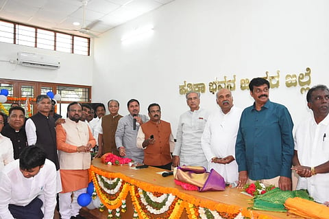 ವಿಧಾನಪರಿಷತ್ ಸಭಾಪತಿ ಬಸವರಾಜ ಹೊರಟ್ಟಿ, ಸಚಿವರಾದ ಈಶ್ವರ್ ಖಂಡ್ರೆ, ರಹೀಮ್ ಖಾನ್, ಕಾರ್ಯನಿರತ ಪತ್ರಕರ್ತರ ಸಂಘದ ರಾಜ್ಯಾಧ್ಯಕ್ಷರಾದ ಶಿವಾನಂದ ತಗಡೂರು, ಉಪಾಧ್ಯಕ್ಷರಾದ ಮದನ್ ಗೌಡರು, ಜಿಲ್ಲಾಧ್ಯಕ್ಷರಾದ ಆನಂದ್ ದೇವಪ್ಪ ಸೇರಿ ರಾಜ್ಯ ಮತ್ತು ಜಿಲ್ಲಾ ಸಂಘದ ಪದಾಧಿಕಾರಿಗಳು ಉಪಸ್ಥಿತರಿದ್ದ