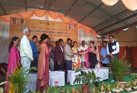 ರಾಜ್ಯ ಮಟ್ಟದ ಪದವಿ ಪೂರ್ವ ಕಾಲೇಜು ಬಾಲಕರ ಮತ್ತು ಬಾಲಕಿಯರ ಶಟಲ್ ಬ್ಯಾಡ್ಮಿಂಟನ್ ಪಂದ್ಯಾವಳಿಯ ಸಭಾಕಾರ್ಯಕ್ರಮವನ್ನು ಡಾ.ಮಂತರ್ ಗೌಡ ಅವರು ಉದ್ಘಾಟಿಸಿದರು. ಸಿ.ಎಂ.ಮಹಾಲಿಂಗಯ್ಯ, ಜ್ಯೋತಿ ಸೋಮಯ್ಯ, ಚಿದಾನಂದ ಕುಮಾರ್ ಇತರರಿದ್ದರು.