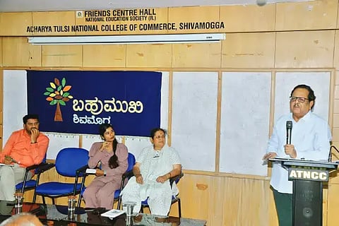  ಶಿವಮೊಗ್ಗದಲ್ಲಿ ಬಹುಮುಖಿ ಸಂಘಟನೆಯಿಂದ ಏರ್ಪಡಿಸಿದ್ದ ಯುದ್ಧದ ಒಳ-ಹೊರಗು ಸಂವಾದ ಕಾರ್ಯಕ್ರಮದಲ್ಲಿ  ಪ್ರೊ. ರಾಜೇಂದ್ರ ಚೆನ್ನಿ ಮಾತನಾಡಿದರು. ಸವಿತಾ ನಾಗಭೂಷಣ, ವೈ.ಎಚ್.ಸ್ಫೂರ್ತಿ, ಮುಸ್ತಫಾ ಬೇಗ್ ಇದ್ದರು.