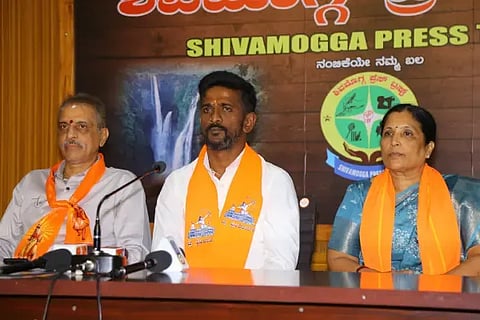 ಬಜರಂಗದಳದ ಪ್ರಾಂತ್ಯ ಸುರಕ್ಷಾ ಪ್ರಮುಖ್ ರಾಜೇಶ್ ಗೌಡ ಮಾತನಾಡಿದರು. ವಿಶ್ವ ಹಿಂದೂ ಪರಿಷದ್ ಪ್ರಮುಖ್ ರಮೇಶ್ ಬಾಬು ಜಾಧವ್, ಮಾತೃ ಶಕ್ತಿ ಪ್ರಮುಖ್ ಶಕುಂತಲಾ ಸುದ್ದಿಗೋಷ್ಠಿಯಲ್ಲಿದ್ದರು.