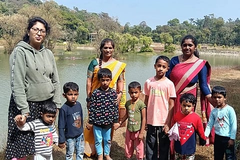 ವೀರ ಬಾಲ ದಿವಸ್ ಕಾರ್ಯಕ್ರಮ ಅಂಗವಾಗಿ ಗಾಳಿಬೀಡು ಅಂಗನವಾಡಿ ಕೇಂದ್ರದ ಮಕ್ಕಳನ್ನು ಅಮೃತ ಸರೋವರ ಚಪ್ಪಂಡ ಕೆರೆಗೆ ಹೊರ ಸಂಚಾರ ಕರೆದುಕೊಂಡು ಹೋಗಲಾಯಿತು. ಮೇಪಾಡಂಡ ಸವಿತಾ ಕೀರ್ತನ್, ವೈ. ಜಯಂತಿ, ಧರಣಿ ಇದ್ದರು.
