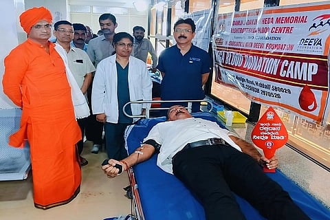 balaji hospital ಹುಬ್ಬಳ್ಳಿಯ ಶ್ರೀ ಬಾಲಾಜಿ ಆಸ್ಪತ್ರೆ ಆವರಣದಲ್ಲಿ ಗುರುವಾರ ಏರ್ಪಡಿಸಿದ್ದ ರಕ್ತದಾನ ಶಿಬಿರದಲ್ಲಿ ಸಾರ್ವಜನಿಕರು ಸ್ವಯಂಪ್ರೇರಿತವಾಗಿ ರಕ್ತದಾನ ಮಾಡಿದರು.