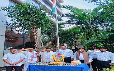 balaji hospital ಹುಬ್ಬಳ್ಳಿಯ ಬಾಲಾಜಿ ಆಸ್ಪತ್ರೆ ಆವರಣದಲ್ಲಿ ಆರ್‌ಎಸ್‌ಎಸ್ ಹಿರಿಯ ಪ್ರಚಾರಕ ಸು. ರಾಮಣ್ಣ ಅವರು ಸ್ವಾತಂತ್ರೊೃೀತ್ಸವ ನಿಮಿತ್ತ ಧ್ವಜಾರೋಹಣ ನೆರವೇರಿಸಿದರು. 