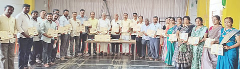 ಸವಣೂರು ಪಟ್ಟಣದ ಲಲಾಟೇಶ್ವರ ಕಲ್ಯಾಣ ಮಂಟಪದಲ್ಲಿ ಗುರುವಾರ ಏರ್ಪಡಿಸಿದ್ದ ಕಾರ್ಯಕ್ರಮದಲ್ಲಿ ಆಮಂತ್ರಣ ಪತ್ರಿಕೆಯನ್ನು ಪದಾಧಿಕಾರಿಗಳು ಬಿಡುಗಡೆಗೊಳಿಸಿದರು.ಮಂಜುನಾಥ ಶೆಟ್ಟರ, ತಿಪ್ಪಣ್ಣ ಅರಳಿ, ವಿಶ್ವನಾಥ ಕೊಂಚಿಗೇರಿ, ಮಂಜುನಾಥ ಬೆಣ್ಣಿ, ಶಿವಕುಮಾರ ತೆಗ್ಗಿಹಳ್ಳಿ, ಗುರು ಅಂಗಡಿ, ಶೇಖಪ್ಪ ಗುತ್ತಲ, ವೀರಣ್ಣ ಶೆಟ್ಟರ, ರಮೇಶ ಗುಜ್ಜರಿ ಇತರರು ಇದ್ದರು.