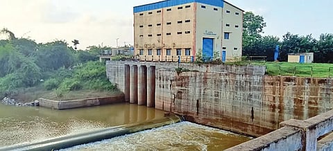 ಕೆರೆಗಳಿಗೆ ನೀರು ತುಂಬುವ ಉದ್ದೇಶದಿಂದ ಶಿರಸಿ ತಾಲೂಕು ಬನವಾಸಿ ವರದಾ ನದಿ ದಡದಲ್ಲಿ ಸ್ಥಾಪಿಸಲಾದ ಪಂಪ್ ಹೌಸ್.