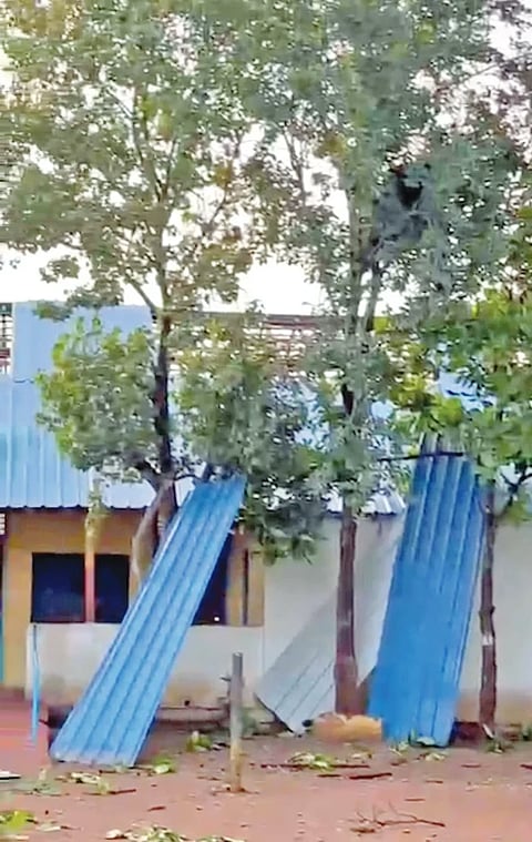 school sheet ಹುಬ್ಬಳ್ಳಿ ತಾಲೂಕಿನ ಬಂಡಿವಾಡ ಶಾಲೆ ಶೀಟ್​ ಹಾರಿ ಹೋಗಿರುವುದು.