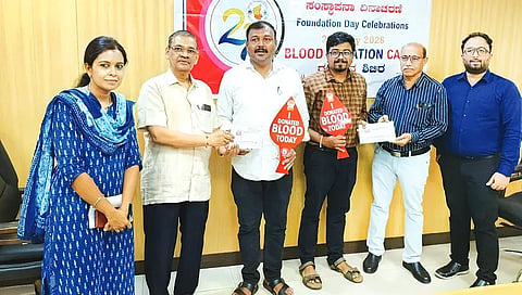 bank of india ಹುಬ್ಬಳ್ಳಿಯಲ್ಲಿ ಬ್ಯಾಂಕ್​ ಆಫ್ ಇಂಡಿಯಾ ವತಿಯಿಂದ ಏರ್ಪಡಿಸಿದ್ದ ರಕ್ತದಾನ ಶಿಬಿರದಲ್ಲಿ ಅಭಿನವ ಪಾಂಡೆ, ಶಶಿವರ್ಧನ ಕೆ.ಕೆ., ಮಧುಸೂದನ್​, ದತ್ತಮೂರ್ತಿ ಕುಲಕರ್ಣಿ, ರಮೇಶ ಯರದಾಲ, ಇತರರು ಇದ್ದರು.