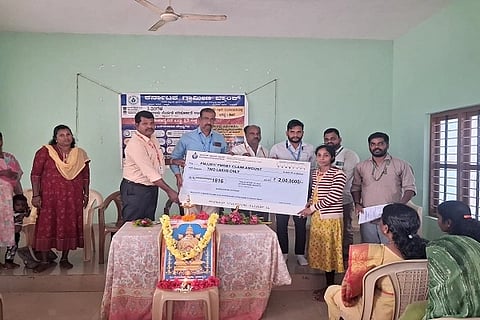 ಅಕಾಲಿಕ ಮರಣ ಹೊಂದಿದ ಕರ್ನಾಟಕ ಗ್ರಾಮೀಣ ಬ್ಯಾಂಕ್ ಗುಡ್ಡೆಹೊಸೂರು ಶಾಖೆ ಗ್ರಾಹಕರ ನಾಮನಿರ್ದೇಶನ ವ್ಯಕ್ತಿಗಳಿಗೆ ವಿಮೆ ಹಣ ಚೆಕ್ ಹಸ್ತಾಂತರ ಮಾಡಲಾಯಿತು. ಉದಯ್ ಕುಮಾರ್, ಸಿ.ಎಂ. ರಾಕೇಶ್, ಕುಮಾರಸ್ವಾಮಿ, ಮೊಹಮ್ಮದ್ ನಭಿ, ಹರೀಶ್, ಯತೀಶ್, ರುದ್ರೇಶ್ ಇದ್ದರು.