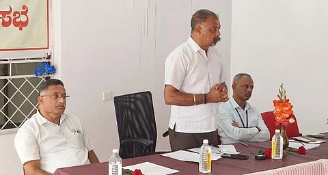 ಗ್ರಾಹಕರ ಕುಂದುಕೊರತೆ ಸಭೆಯಲ್ಲಿ ಕೊಡಂದೇರ ಪಿ.ಗಣಪತಿ ಮಾತನಾಡಿದರು. ಸತೀಶ್‌ಕುಮಾರ್, ಮಣವಟ್ಟಿರ ಬೆಳ್ಯಪ್ಪ ಇದ್ದರು.
