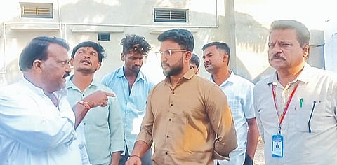 ಶಿರಹಟ್ಟಿ ತಾಲೂಕಿನ ಮಾಗಡಿ ಗ್ರಾಮದಲ್ಲಿ ಆಯುಷ್ಮ್ಮಾನ್ ಆರೋಗ್ಯ ಕೇಂದ್ರ ಭೂಮಿಪೂಜೆಯಲ್ಲಿ ಬ್ಯಾನರ್‌ಲ್ಲಿ ( Banner) ಹೆಸರು ಹಾಕಿಲ್ಲ ವೀರಯ್ಯ ಮಠಪತಿ ಹಾಗೂ ಗುತ್ತಿಗೆದಾರರ ನಡುವೆ ವಾಗ್ವಾದ ನಡೆಯಿತು.