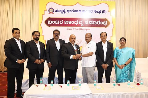 success ಹು-ಧಾ ಬಂಟರ ಸಂಘದ ನೂತನ ಅಧ್ಯಕ್ಷರಾಗಿ ರಾಜೇಂದ್ರ ಶೆಟ್ಟಿ ಅವರು ನಿಕಟಪೂರ್ವ ಅಧ್ಯಕ್ಷ ವಿಜಯಾನಂದ ಶೆಟ್ಟಿ ಅವರಿಂದ ಅಧಿಕಾರ ವಹಿಸಿಕೊಂಡರು.