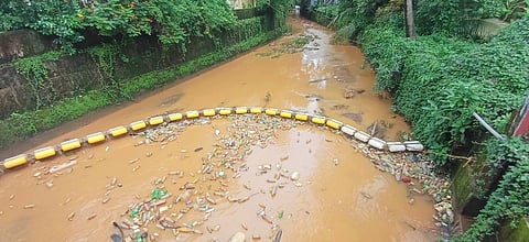 ಪುತ್ತೂರು ಶ್ರೀ ಮಹಾಲಿಂಗೇಶ್ವರ ದೇವಸ್ಥಾನದ ಸಮೀಪದಲ್ಲಿ ಹರಿಯುವ ರಾಜಕಾಲುವೆಯಲ್ಲಿ ಅಳವಡಿಸಲಾದ ಟ್ರ್ಯಾಶ್ ಬ್ಯಾರಿಯರ್.