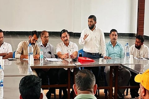ಕರ್ನಾಟಕ ಬ್ಯಾರಿ ಅಕಾಡೆಮಿ ಮತ್ತು ಕೊಡಗು ವೆಲ್ಫೇರ್ ಟ್ರಸ್ಟ್ ವತಿಯಿಂದ ಆಯೋಜಿಸಿರುವ ಜಿಲ್ಲಾ ಬ್ಯಾರಿ ಸಾಹಿತ್ಯ ಸಮ್ಮೇಳನದ ಪೂರ್ವಭಾವಿ ಸಭೆಯಲ್ಲಿ ನಗರಸಭಾ ಸದಸ್ಯ ಅಮೀನ್ ಮೊಹ್ಸಿನ್ ಮಾತನಾಡಿದರು. ಬಿ.ಎ ಶಂಷುದ್ದೀನ್, ಎಂ.ಬಿ. ನಾಸಿರ್ ಅಹಮದ್, ಬಶೀರ್ ಅಹಮದ್, ಮನ್ಸೂರ್ ಅಹಮದ್ ಮತ್ತಿತರರು ಇದ್ದರು.