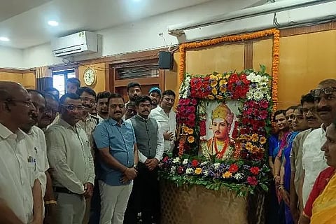 ದಾವಣಗೆರೆ ಜಿಲ್ಲಾಧಿಕಾರಿ ಕಚೇರಿ ಸಭಾಂಗಣದಲ್ಲಿ ಸೋಮವಾರ ಏರ್ಪಡಿಸಿದ್ದ, ಬಸವ ಜಯಂತಿ ಕಾರ್ಯಕ್ರಮದಲ್ಲಿ ಗಿತ್ತೆ ಮಾಧವ ವಿಠ್ಠಲ ರಾವ್, ಶೀಲವಂತ ಶಿವಕುಮಾರ್, ರವಿಚಂದ್ರ, ಕೊಟ್ರೇಶ್, ಪಳನಿ, ರಶ್ಮಿ ಇದ್ದರು.