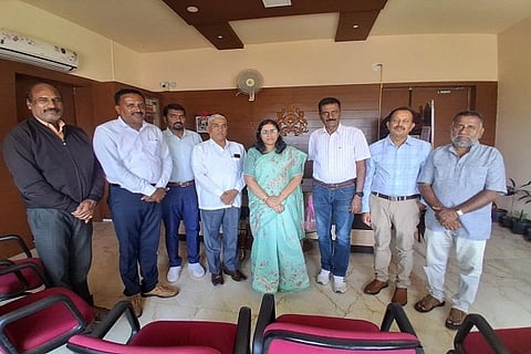 ಬಸವಜಯಂತಿಯನ್ನು ಅರ್ಥಪೂರ್ಣವಾಗಿ ಆಚರಿಸುವ ಸಂಬAಧ ಅಪರ ಜಿಲ್ಲಾಧಿಕಾರಿ ಕಚೇರಿಯಲ್ಲಿ ನಡೆದ ಸಿದ್ಧತಾ ಸಭೆಯಲ್ಲಿ ಬಸವ ಅನುಯಾಯಿಗಳು ಪಾಲ್ಗೊಂಡಿದ್ದರು. ಆರ್. ಐಶ್ವರ್ಯ, ಕುಮಾರ್, ಹೆಚ್.ವಿ. ಶಿವಪ್ಪ, ಕೆ.ಎಸ್. ಮೂರ್ತಿ ಮತ್ತಿತರರು ಇದ್ದರು.