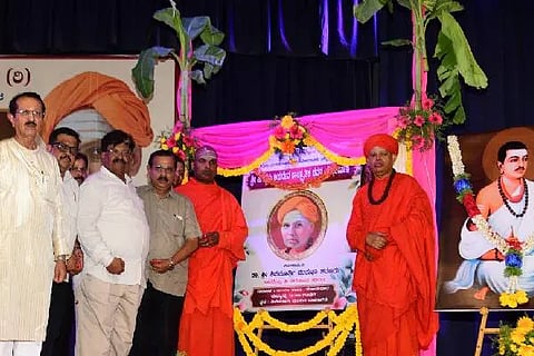 ದಾವಣಗೆರೆಯ ಶಿವಯೋಗಿ ಮಂದಿರ ಆವರಣದಲ್ಲಿ ಸೋಮವಾರ ಶ್ರೀ ಜಗದ್ಗುರು ಜಯದೇವ ಸಾಂಸ್ಕೃತಿಕ ಭವನವನ್ನು ಡಾ. ಶ್ರೀ ಶಿವಮೂರ್ತಿ ಮುರುಘಾ ಶರಣರು ಲೋಕಾರ್ಪಣೆಗೊಳಿಸಿದರು. ಡಾ. ಶ್ರೀ ಬಸವಪ್ರಭು ಸ್ವಾಮೀಜಿ, ಅಂದನೂರು ಮುಪ್ಪಣ್ಣ, ಎಂ. ಜಯಕುಮಾರ್, ಎಸ್. ಓಂಕಾರಪ್ಪ ಇದ್ದರು.