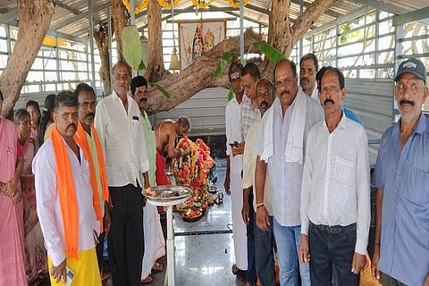 ಸೀಗೆಹೊಸೂರು ಸಮೀಪದ ಜೇನುಕಲ್ಲು ಬೆಟ್ಟ ಗ್ರಾಮದಲ್ಲಿರುವ ಶ್ರೀ ಉದ್ಭವ ಕಾಡು ಬಸವಣ್ಣ ದೇವರ ವಾರ್ಷಿಕ ಪೂಜೋತ್ಸವ ಶ್ರಧ್ಧಾಭಕ್ತಿಯಿಂದ ನಡೆಯಿತು. ಹೆಚ್.ಎಂ. ನಾಗೇಶ್, ಬಸವರಾಜ್, ಟಿ.ಕೆ. ಚಂದ್ರಶೇಖರ್, ಧರ್ಮಾನಂದ್, ಕುಮಾರ್ ಮತ್ತಿತರರು ಇದ್ದರು.