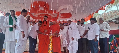 amgl temple ಹುಬ್ಬಳ್ಳಿಯ ಅಮರಗೋಳದಲ್ಲಿ ಶ್ರೀ ದುಂಡಿ ಬಸವೇಶ್ವರ ಹಾಗೂ ಬಳವಲಿಕೆಮ್ಮ ದೇವಸ್ಥಾನಗಳ ಉದ್ಘಾಟನೆ ಸಮಾರಂಭದಲ್ಲಿ ಮುರುಘಾಮಠದ ಶ್ರೀ ಮಲ್ಲಿಕಾರ್ಜುನ ಸ್ವಾಮೀಜಿ, ಅಮ್ಮಿನಬಾವಿಯ ಶ್ರೀ ಅಭಿನವ ಶಾಂತಲಿಂಗ ಶಿವಾಚಾರ್ಯ ಸ್ವಾಮೀಜಿ, ಅಜ್ಜಪ್ಪ ಹೊರಕೇರಿ, ಕಲ್ಲನಗೌಡ ಪಾಟೀಲ, ಷಣ್ಮುಖ ಬೆಟಗೇರಿ, ಬಸವರಾಜ ಕಿತ್ತೂರ, ರಫಿಕ ದರ್ಗಾದ, ಮಂಜುನಾಥ ಲದ್ದಿ, ಎಸ್​.ಎಫ್. ಹೆಬಸೂರ ಇತರರು ಇದ್ದರು.