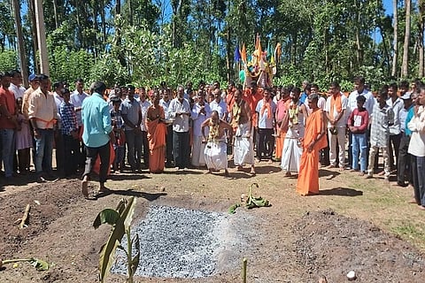 ರಂಗಸಮುದ್ರ ಗ್ರಾಮದ ಜೋಡಿ ಬಸವೇಶ್ವರ ದೇವರ ವಾರ್ಷಿಕ ಪೂಜೋತ್ಸವ ಹಿನ್ನೆಲೆಯಲ್ಲಿ ಭಕ್ತರು ಕೆಂಡದ ಕೊಂಡ ಹಾಯ್ದು ಭಕ್ತಿ ಪ್ರದರ್ಶಿಸಿದರು.