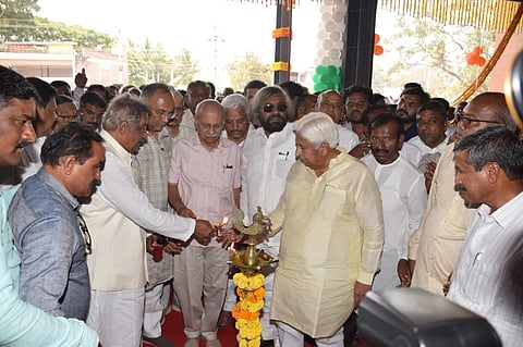 ಗದಗ ನಗರದ ಕಾಟನ್​ ಸೇಲ್​ ಸೋಸೈಟಿ ಆವರಣದಲ್ಲಿ ಸೋಮವಾರ ಏರ್ಪಡಿಸಿದ್ದ ಕೆ.ಎಚ್​. ಪಾಟೀಲ ಅವರ 101ನೇ ಜನ್ಮದಿನಾಚರಣೆ ಹಾಗೂ ಅವರ ಒಡನಾಡಿಗಳ ಸನ್ಮಾನ ಸಮಾರಂಭವನ್ನು ಕೆ. ಜೆ. ಜಾರ್ಜ ಉದ್ಘಾಟಿಸಿದರು. ಎಚ್​.ಕೆ. ಪಾಟೀಲ, ದಿನೇಶ ಗುಂಡೂರುರಾವ, ಈಶ್ವರ ಖಂಡ್ರೆ, ಜಿ.ಎಸ್​. ಪಾಟೀಲ, ಪ್ರಭಾಕರ ಕೋರೆ, ಯು.ಬಿ. ಬಣಕಾರ ಇತರರು ಇದ್ದರು. 
