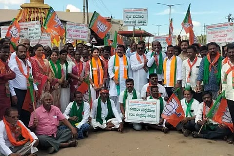 ಹಿರೇಕೆರೂರಿನ ಸರ್ವಜ್ಞ ವೃತ್ತದಿಂದ ತಹಸೀಲ್ದಾರ್ ಕಚೇರಿಯವರೆಗೆ ರೈತರು ಬೆಂಬಲ ಬೆಲೆಯಡಿ ಮೆಕ್ಕೆಜೋಳ ಖರೀದಿ ಕೇಂದ್ರ ಆರಂಭ ಮಾಡುವಂತೆ ಒತ್ತಾಯಿಸಿ ಮಾಜಿ ಸಚಿವ ಬಿ.ಸಿ.ಪಾಟೀಲ ನೇತೃತ್ವದಲ್ಲಿ ಪ್ರತಿಭಟನಾ ರ‍್ಯಾಲಿ ನಡೆಸಲಾಯಿತು. ಸಂಜೀವಯ್ಯ ಕಬ್ಬಿಣಕಂತಿಮಠ, ಲಿಂಗರಾಜ ಚಪ್ಪರದಳ್ಳಿ, ಪಾಲಾಕ್ಷಗೌಡ ಪಾಟೀಲ, ಸೃಷ್ಟಿ ಪಾಟೀಲ, ಡಿ.ಸಿ.ಪಾಟೀಲ, ರವಿಶಂಕರ ಬಾಳಿಕಾಯಿ ಇದ್ದರು.