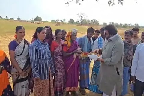 ಹಿರೇಕೆರೂರ ತಾಲೂಕಿನ ಸಾತೇನಹಳ್ಳಿ ಗ್ರಾಮದಲ್ಲಿ ವಿಬಿ ಜಿ ರಾಮ್ ಜಿ ಯೋಜನೆಯ ಜಾಗೃತ ಅಭಿಯಾನಕ್ಕೆ ಮಾಜಿ ಸಚಿವ ಬಿ.ಸಿ.ಪಾಟೀಲ ಚಾಲನೆ ನೀಡಿದರು. ಸಂಜೀವಯ್ಯ ಕಬ್ಬಿಣಕಂತೀಮಠ, ರವಿಶಂಕರ ಬಾಳಿಕಾಯಿ, ಮನೋಹರ ವಡ್ಡಿನಕಟ್ಟಿ, ಜಗದೀಶ ದೊಡ್ಡಗೌಡ್ರ, ಸಿ.ಎಸ್. ಚಳಗೇರಿ, ಸಿ.ಬಿ. ಮಾಳಗಿ ಇದ್ದರು.