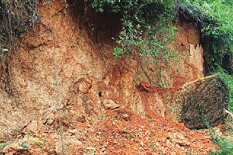  ದೈತೋಟದಲ್ಲಿ ಗುಡ್ಡ ಕುಸಿದಿರುವುದು.