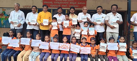  ಬಾದಾಮಿ ಪಟ್ಟಣದಲ್ಲಿ ವಿಶ್ವ ಹಿಂದು ಪರಿಷತ್ ಸಂಚಾಲಿತ ಚಾಲುಕ್ಯ ವಿದ್ಯಾಮಂದಿರ ಹಿರಿಯ ಪ್ರಾಥಮಿಕ ಶಾಲೆಯಲ್ಲಿ ವಿಶ್ವ ಹಿಂದು ಪರಿಷತ್ ಪ್ರಾಂತ ಸೇವಾ ಪ್ರಮುಖ ಶಿವುಕುಮಾರ ಮೇಲ್ನಾಡ ಮಾತನಾಡಿದರು. ವೆಂಕಟೇಶ ಕೆರಿ, ಕೃಷ್ಣಾ ರಾಜೂರ, ಪಿ.ವೀರಣ್ಣ, ಶಿವಾನಂದ ಹಾದಿಮನಿ, ಬೇಲೂರಪ್ಪ ವಡ್ಡರ, ಕುಮಾರ ಪವಾಡಶೆಟ್ಟಿ, ಪಿ.ಎಲ್.ನಾಶಿ ಇದ್ದರು. 