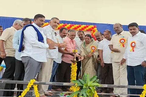 ಭದ್ರಾವತಿಯಲ್ಲಿ ಆಯೋಜಿಸಿದ್ದ ಡಿ.ದೇವರಾಜ ಅರಸು ಜನ್ಮದಿನಾಚರಣೆ ಕಾರ್ಯಕ್ರಮದಲ್ಲಿ ಗೀತಾ ರಾಜ್‌ಕುಮಾರ್, ಬಿ.ಕೆ.ಮೋಹನ್, ಎ.ಮುರುಗನ್, ಪ್ರಕಾಶ್ ರಾಥೋಡ್ ಇತರರಿದ್ದರು.