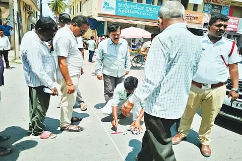 ಭದ್ರಾವತಿ ರಂಗಪ್ಪ ವೃತ್ತದ ಬಳಿ ರಸ್ತೆ ಮಧ್ಯಭಾಗದಲ್ಲಿ ಗುರುತು ಮಾಡಿ ಬಣ್ಣ ಹಚ್ಚುತ್ತಿರುವ ಪಿಡಬ್ಲುೃಡಿ ಸಿಬ್ಬಂದಿ.