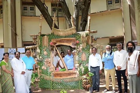 ದಾವಣಗೆರೆಯಲ್ಲಿ ಐಕಾಂತಿಕ ಜಾಗತಿಕ ಪಂಗಡ ಹಮ್ಮಿಕೊಂಡಿದ್ದ ಪಾರಂಪರಿಕ ಬೀಜೋತ್ಸವದಲ್ಲಿ ಬೀಜಮಾತೆ ಬೀಬಿ ಜಾನ್, ಶಿವಾನಂದ ಕಳವೆ, ತಿಪ್ಪೇಸ್ವಾಮಿ, ಡಾ.ಟಿ.ಎನ್. ದೇವರಾಜ್, ಜಾಕೋಬ್ ನೆಲ್ಲಿತ್ತಾನಂ, ರಾಘವ, ಸತೀಶ್ ವಲ್ಲೇಪುರೆ ಇತರರಿದ್ದರು. 