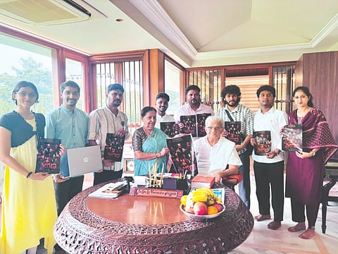 ನೂತನ್ ಅಮೀನ್ ನಿರ್ದೇಶನದ ‘ಶ್ರೀಗಣ’ಕಿರುಚಿತ್ರವನ್ನು ಡಾ.ಡಿ.ವೀರೇಂದ್ರ ಹೆಗ್ಗಡೆ ದಂಪತಿ ಧರ್ಮಸ್ಥಳದಲ್ಲಿ ಬಿಡುಗಡೆಗೊಳಿಸಿದರು. ಡಿ.ಹರ್ಷೇಂದ್ರಕುಮಾರ್, ಸೋನಿಯಾ ಯಶೋವರ್ಮ, ಚಿತ್ರತಂಡದವರು ಇದ್ದರು.