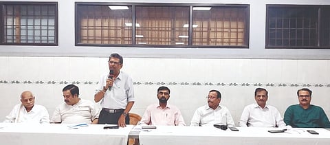  ಶ್ರೀ ಕ್ಷೇತ್ರ ಧರ್ಮಸ್ಥಳದಲ್ಲಿ ಭಜನಾ ಕಮ್ಮಟದ ಪೂರ್ವಭಾವಿ ಸಭೆ ನಡೆಯಿತು. ಭಜನಾ ಕಮ್ಮಟದ ಕಾರ್ಯದರ್ಶಿ ಎ.ವೀರು ಶೆಟ್ಟಿ, ಕಮ್ಮಟದ ಸಂಚಾಲಕ ಜಿ.ಸುಬ್ರಹ್ಮಣ್ಯ ಪ್ರಸಾದ್ ಮೊದಲಾದವರಿದ್ದರು.