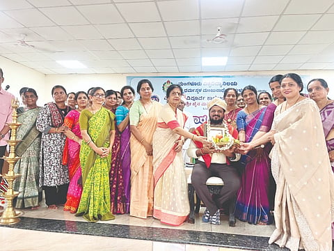ಶಾಂತಿಶ್ರೀ ಜೈನ ಮಹಿಳಾ ಸಮಾಜದ ವತಿಯಿಂದ ಸುಮಂತ್ ಕುಮಾರ್ ಜೈನ್ ಅವರನ್ನು ಸನ್ಮಾನಿಸಲಾಯಿತು. ಮಹಿಳಾ ಸಮಾಜದ ಪದಾಧಿಕಾರಿಗಳು ಉಪಸ್ಥಿತರಿದ್ದರು.