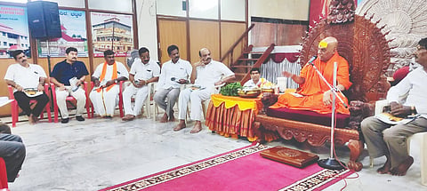  ಚಾತುರ್ಮಾಸ್ಯ ವ್ರತಾಚರಣೆಯ ಆಮಂತ್ರಣ ಕನ್ಯಾಡಿ ಶ್ರೀರಾಮ ಕ್ಷೇತ್ರದಲ್ಲಿ ಬಿಡುಗಡೆಮಾಡಲಾಯಿತು. ಸದ್ಗುರು ಶ್ರೀ ಬ್ರಹ್ಮಾನಂದ ಸರಸ್ವತಿ ಮಹಾರಾಜ, ಶಿರಸಿ ಶಾಸಕ ಭೀಮಣ್ಣ ಟಿ.ನಾಯ್ಕ, ಮಂಗಳೂರು ಮೆಸ್ಕಾಂ ಅಧ್ಯಕ್ಷ ಕೆ.ಹರೀಶ್ ಕುಮಾರ್ ಮೊದಲಾದವರಿದ್ದರು.