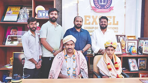 ನೀಟ್ ಟಾಪರ್ ಮೌರ್ಯ ಅವರನ್ನು ಎಕ್ಸೆಲ್ ಸಮೂಹ ವಿದ್ಯಾ ಸಂಸ್ಥೆಗಳ ಅಧ್ಯಕ್ಷ ಸುಮಂತ್ ಕುಮಾರ್ ಜೈನ್ ಸ್ಮರಣಿಕೆ ನೀಡಿ ಗೌರವಿಸಿದರು. ಮೌರ್ಯ ವೈ.ಡಿ. ಅವರ ತಂದೆ ದರ್ಶನ್ ವೈ.ಎಂ. ಉಪಸ್ಥಿತರಿದ್ದರು.  