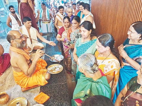 ಉಜಿರೆ ಶ್ರೀ ಜನಾರ್ದನ ದೇವಸ್ಥಾನದಲ್ಲಿ ಸುಬ್ರಹ್ಮಣ್ಯ ಶ್ರೀಗಳು ಭಕ್ತರಿಗೆ ತಪ್ತಮುದ್ರಾಧಾರಣೆ ಮಾಡಿದರು.  