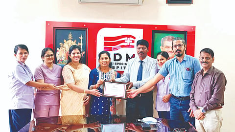  ಮುಂಬೈನ ಇಂಡ್‌ಕೆಮಿ ಹೆಲ್ತ್ ಸ್ಪೆಷಾಲಿಟಿ ಪ್ರೈ.ಲಿ. ಪ್ರಾದೇಶಿಕ ವ್ಯವಸ್ಥಾಪಕ ನರಸಿಂಹಮೂರ್ತಿ ಎನ್. ಮಾನ್ಯತಾ ಪತ್ರ ಹಸ್ತಾಂತರಿಸಿದರು. ಪ್ರಮುಖರಾದ ಎಂ.ಜನಾರ್ದನ್, ಡಾ.ಸ್ವರ್ಣಲತಾ, ಡಾ.ಪ್ರಿಯಾಂಕಾ ಜಯದೇವ್ ಮೊದಲಾದರಿದ್ದರು.