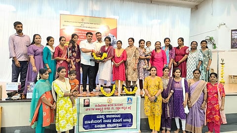  ಬೆಳ್ತಂಗಡಿ ತಾಲೂಕಿನ ಅರ್ಹ ಫಲಾನುಭವಿಗಳಿಗೆ ಶಾಸಕ ಹರೀಶ್ ಪೂಂಜ ವಿವಿಧ ಸೌಲಭ್ಯ ವಿತರಿಸಿದರು. ಮಂಜುನಾಥ, ಮಂಜು ಮೊದಲಾದವರು ಇದ್ದರು.