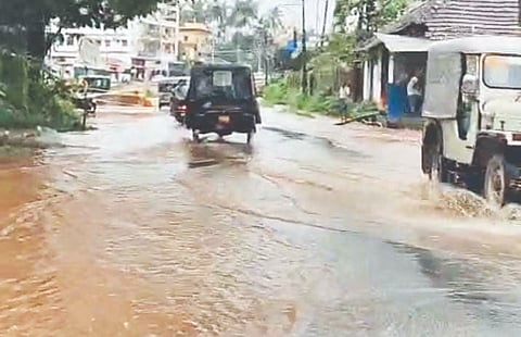  ಉಜಿರೆ ರಸ್ತೆಯಲ್ಲಿ ಚಂರಡಿ ನೀರು ಹರಿಯುತ್ತಿರುವುದು.  