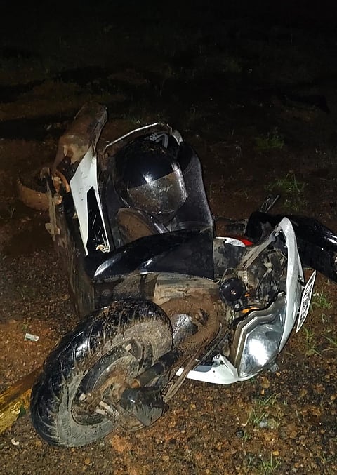  ಅಪಘಾತಕ್ಕೆ ಒಳಗಾಗಿರುವ ದ್ವಿಚಕ್ರ ವಾಹನ.