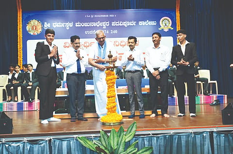 ಉಜಿರೆ ಎಸ್‌ಡಿಎಂ ಪಪೂ ಕಾಲೇಜು ತರಗತಿ ಪ್ರತಿನಿಧಿಗಳ ಮತ್ತು ಸ್ವಚ್ಛತಾ ಸೇನಾನಿಗಳ ಪದ ಪ್ರದಾನ ಸಮಾರಂಭವನ್ನು ವಿಧಾನ ಪರಿಷತ್ ಮಾಜಿ ಸದಸ್ಯ ಪ್ರತಾಪ ಸಿಂಹ ನಾಯಕ್ ಉದ್ಘಾಟಿಸಿದರು. ಪ್ರಮುಖರಾದ ಪೂರನ್ ವರ್ಮ, ಡಾ.ರಾಜೇಶ್ ಬಿ., ಪ್ರಮೋದ್ ಕುಮಾರ್ ಬಿ. ಮೊದಲಾದವರು ಇದ್ದರು.