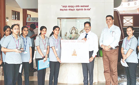  ಉಜಿರೆ ಎಸ್‌ಡಿಎಂ ಪ.ಪೂ. ಕಾಲೇಜಿನಲ್ಲಿ ವೇದವ್ಯಾಸರ ಭಿತ್ತಿಪತ್ರಿಕೆಯನ್ನು ಪ್ರಾಂಶುಪಾಲ ಪ್ರಮೋದ್ ಕುಮಾರ್ ಬಿ. ಅನಾವರಣಗೊಳಿಸಿದರು. ಸಂಸ್ಕೃತ ವಿಭಾಗದ ಮುಖ್ಯಸ್ಥ ಡಾ.ಪ್ರಸನ್ನಕುಮಾರ್ ಐತಾಳ್, ಸಂಸ್ಕೃತ ಸಂಘದ ಅಧ್ಯಕ್ಷೆ ಅಕ್ಷರಾ ಮೊದಲಾದವರಿದ್ದರು.