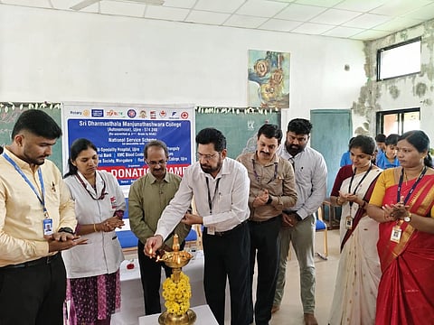  ಉಜಿರೆ ಎಸ್‌ಡಿಎಂ ಕಾಲೇಜಿನಲ್ಲಿ ರಕ್ತದಾನ ಶಿಬಿರವನ್ನು ಪ್ರಾಂಶುಪಾಲ ಪ್ರೊ.ವಿಶ್ವನಾಥ್ ಪಿ. ಉದ್ಘಾಟಿಸಿದರು. ಶ್ರೀಧರ್ ಕೆ.ವಿ., ಸುಹಾಸ್ ಕುಮಾರ್ ಬಿ., ಡಾ.ಸುಧೀರ್ ಕೆ.ವಿ., ಡಾ.ಮಾಲಿನಿ ಅಂಚನ್ ಮೊದಲಾದವರು ಉಪಸ್ಥಿತರಿದ್ದರು.