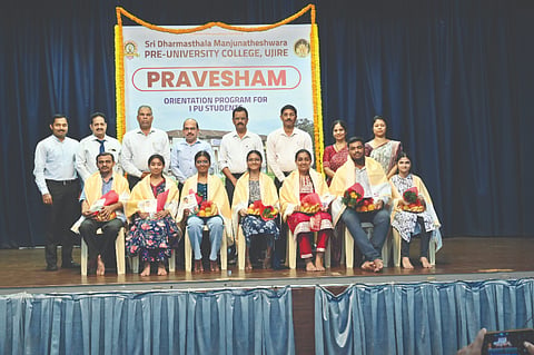 ಎಸ್‌ಡಿಎಂ ಸ್ವಾಯತ್ತ ಕಾಲೇಜಿನಲ್ಲಿ ಪ್ರಥಮ ಪಿಯುಸಿ ವಿದ್ಯಾರ್ಥಿಗಳ ಪ್ರವೇಶಂ ಕಾರ್ಯಕ್ರಮ ನಡೆಯಿತು. ಶಿಕ್ಷಣ ಸಂಸ್ಥೆಗಳ ಕಾರ್ಯದರ್ಶಿ ಡಾ.ಸತೀಶ್ಚಂದ್ರ ಎಸ್, ಸಂಯೋಜಕ ಪ್ರೊ.ಶಶಿಶೇಖರ್ ಕಾಕತ್ಕಾರ್ ಮೊದಲಾದವರಿದ್ದರು.