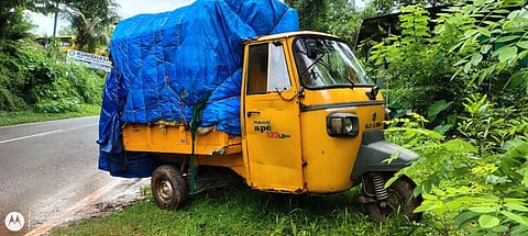 ಅಪಘಾತಗೊಂಡ ದ್ವಿಚಕ್ರ ವಾಹನ ಹಾಗೂ ಗೂಡ್ಸ್ ರಿಕ್ಷಾ