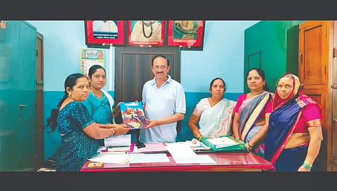 ಮಲ್ಲಮ್ಮ ಅಭಿವೃದ್ಧಿ ಪ್ರಾ-ಧಿಕಾರ ರಚನೆಗೆ ಆಗ್ರಹಿಸಿ ರಾಣಿ ಮಲ್ಲಮ್ಮ ಮಹಿಳಾ ಪ್ರತಿಷ್ಠಾನದ ವತಿಯಿಂದ ಶಾಸಕ ಮಹಾಂತೇಶ ಕೌಜಲಗಿ ಅವರಿಗೆ ಈಚೆಗೆ ಮನವಿ ಸಲ್ಲಿಸಲಾಯಿತು. ಸವಿತಾ ಪಾಟೀಲ, ನೀಲಮ್ಮ ಕರಿಕಟ್ಟಿ, ಮಲ್ಲಮ್ಮ ಗೋಧೋಳಿ, ಪಾರ್ವತಿ ಕರಿಕಟ್ಟಿ ಇತರರಿದ್ದರು.