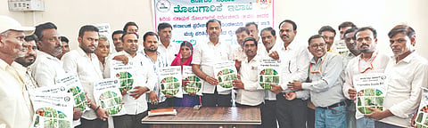 ಬೀದರ್​ನಲ್ಲಿ ಪರಿಶಿಷ್ಟ ಜಾತಿ ಮತ್ತು ಪಂಗಡ ರೈತರಿಗೆ ಸೋಮವಾರ ತರಕಾರಿ ಬೀಜದ ಕಿಟ್​ಗಳನ್ನು ಶಾಸಕ ಡಾ.ಶೈಲೇಂದ್ರ ಬೆಲ್ದಾಳೆ ವಿತರಿಸಿದರು. ಸಚಿನ್​, ಸಂಗಮೇಶ ಘಾಳೆ, ಚಿರಂಜೀವಿ ರೆಡ್ಡಿ, ಕಾಶೀನಾಥ ಸ್ವಾಮಿ ಇತರರಿದ್ದರು.