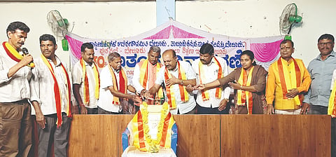 ಬೇಲೂರು ಪಟ್ಟಣದ ಅಂಬೇಡ್ಕರ್ ಭವನದಲ್ಲಿ ಆಯೋಜಿಸಿದ್ದ ಸ್ವಾತಂತ್ರ್ಯ ದಿನವನ್ನು ಗಣ್ಯರು ಉದ್ಘಾಟಿಸಿದರು. ಬಿ.ಬಿ.ಶಿವರಾಜ್, ಜ್ಯೋತಿ, ಮಾ.ಶಿವಮೂರ್ತಿ, ಹಲ್ಮಿಡಿ ಚನ್ನೆಗೌಡ, ಶಿಕ್ಷಕ ನಾಗರಾಜ, ಕೇಬಲ್ ವಿಜಯಕುಮಾರ್, ಶಿಕ್ಷಕ ಸಂಪತ್ತು ಚೆನ್ನಕೇಶವೇಗೌಡ, ಕುಮಾರಸ್ವಾಮಿ, ಧರ್ಮಪ್ರಕೃತಿ ಇತರರಿದ್ದರು.